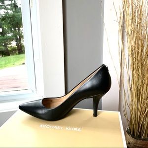 BRAND NEW In Box MK leather flexible pumps black